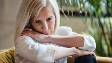 Overgangsklachten worden niet veroorzaakt door hormoonveranderingen en een tekort aan hormonen zoals we vaak denken. Deze klachten komen door een lever die overbelast is door teveel afvalstoffen waardoor het lichaam deze de hormonale verandering niet aankan.