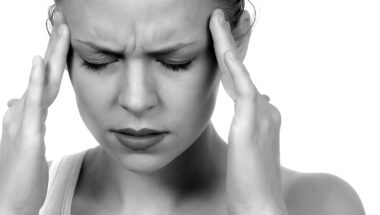 De symptomen van (hormonale) migraine zijn kloppende hoofpijn vaak aan een kant van het hoofd, misselijkheid en overgevoeligheid voor licht, geur en geluid en treden vaak op voorafgaand aan de menstruatie en de eisprong